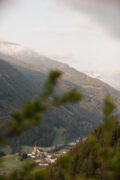 Bühelwirt St. Jakob — modern mountain stay with warm wood interiors, quiet spa spaces, and panoramic valley views.