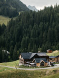 Holzgauer Haus im Sommer, außen