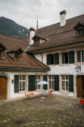 Innenhof von Schloss Blankenburg, Zweisimmen, Schweiz